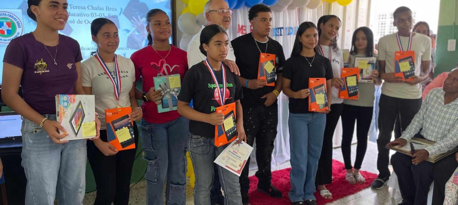 Donación de Tablet a estudiantes meritorios El Liceo Ana Teresa Chalas Brea
