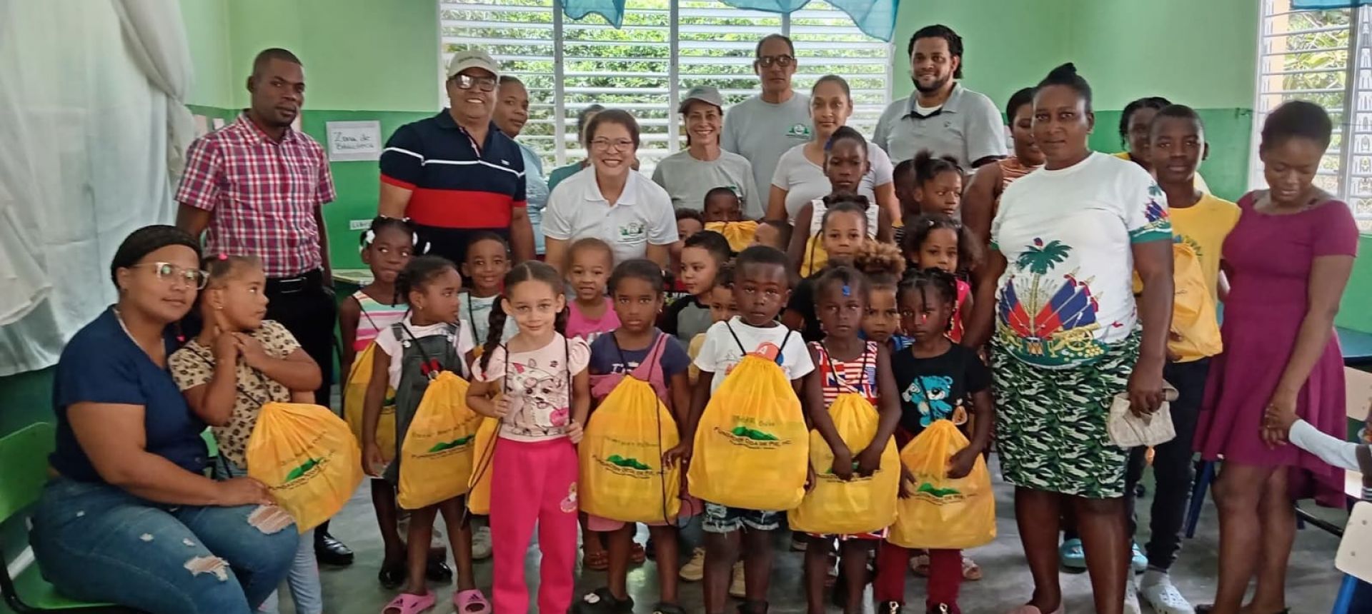 Entrega de útiles escolares en la escuela básica Especial Prof. José Francisco Mateo y la Escuela Básica del Rincón del Pinal de la provincia se San José de Ocoa año 2025. 