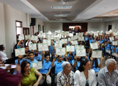 La Fundaci&oacute;n Ocoa de Pie entrega el Premio al M&eacute;rito Estudiantil Padre Luis Quinn a estudiantes Ocoe&ntilde;os de las diferentes comunidades de la provincia, a&ntilde;o 2014
