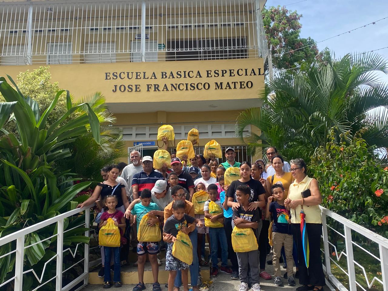 Entrega de &uacute;tiles escolares en la escuela b&aacute;sica Especial Prof. Jos&eacute; Francisco Mateo y la Escuela B&aacute;sica del Rinc&oacute;n del Pinal de la provincia se San Jos&eacute; de Ocoa a&ntilde;o 2025. 