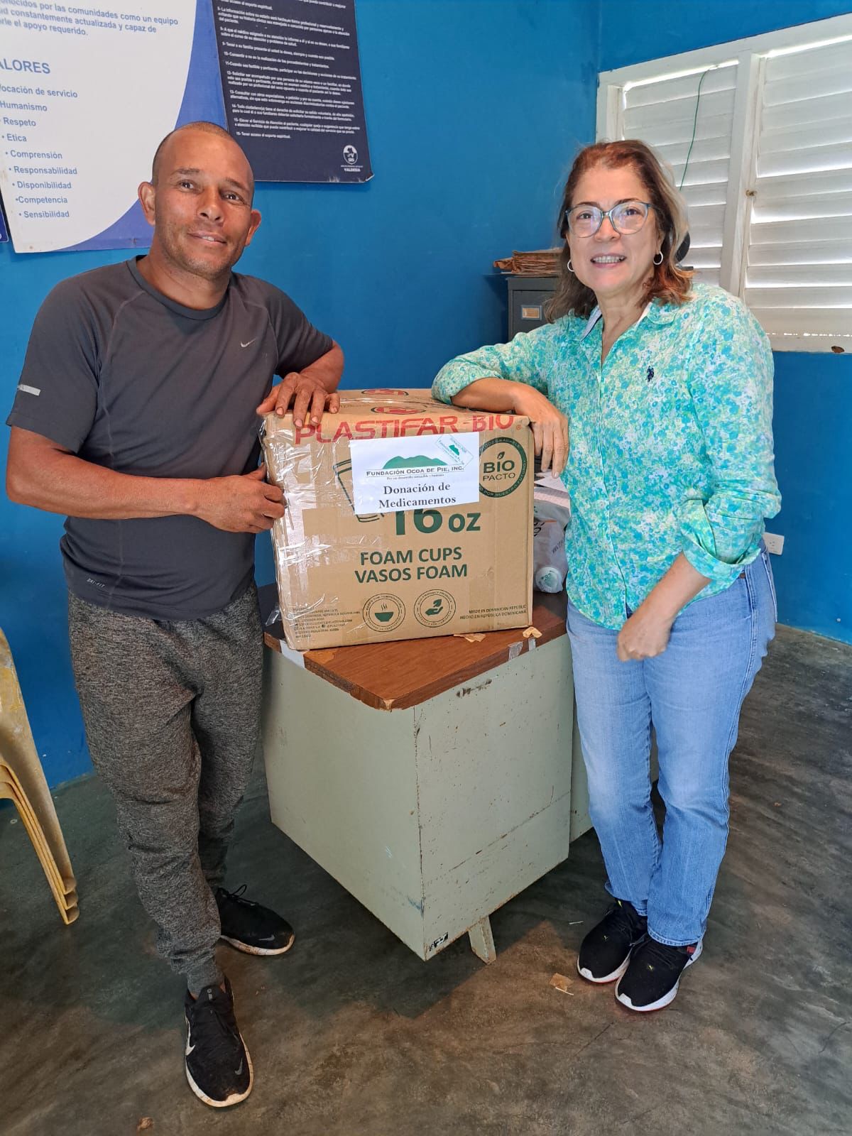 Donaci&oacute;n de medicamentos en la cl&iacute;nica de Las Auyamas y Palo Seco