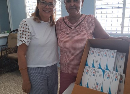 Donaci&oacute;n de ung&uuml;ento para artritis al Hogar de Ancianos San Antonio.