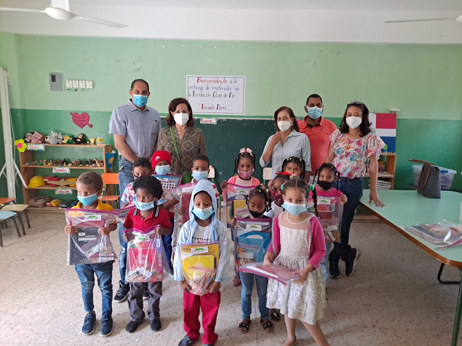 Fundaci&oacute;n Ocoa de Pie entrega &uacute;tiles escolares en Escuela B&aacute;sica de Parra