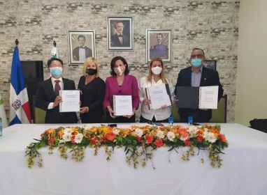 Acto para la firma de acuerdos entre Good Neighbors Rep&uacute;blica Dominicana, La la Gobernaci&oacute;n Provincial, la  Alcald&iacute;a de Sabana Larga y la Fundacion Ocoa de Pie.