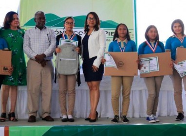 Fundaci&oacute;n Ocoa de Pie reconoce excelencia estudiantil en Premios Padre Luis Quinn 2019